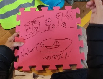 ein beschriebenes Puzzleteil