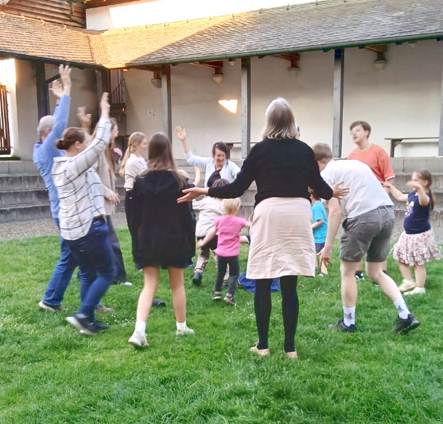 Tanzende Menschen in einem Garten